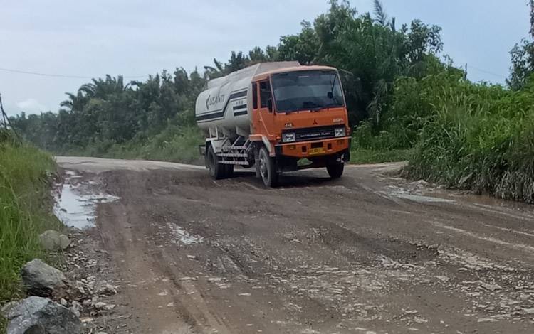 Kondisi Memprihatinkan, Jalan Menuju Pelabuhan Tempenek Rusak Parah