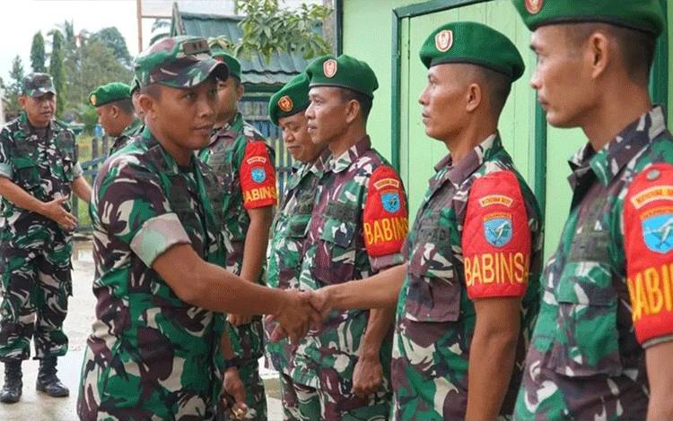 Dandim Kuala Kapuas : Babinsa Harus Selalu Lakukan Komsos di Wilayah Binaan