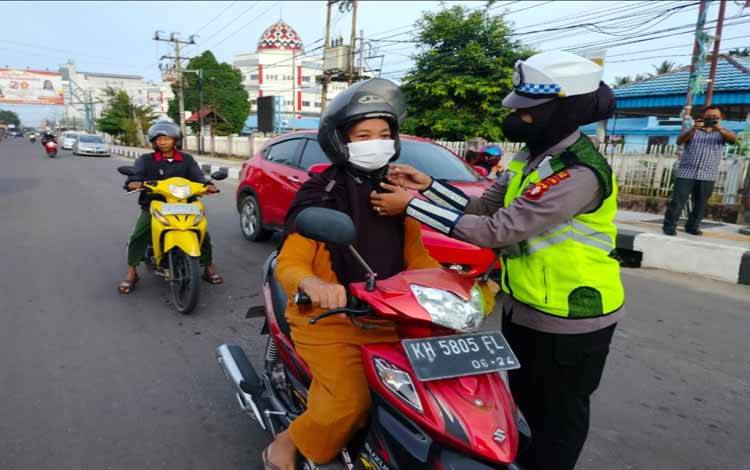 Satlantas Polres Kotim Edukasi Keselamatan Lalu Lintas saat Berkendara