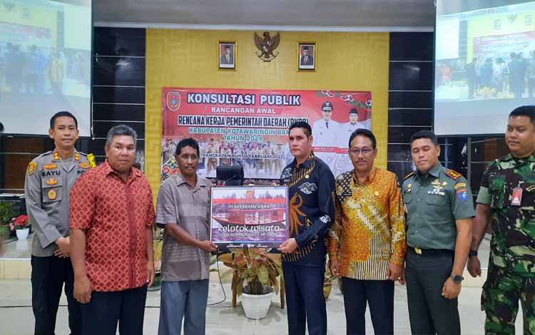 Pemkab Kobar Hibahkan Kelotok Wisata