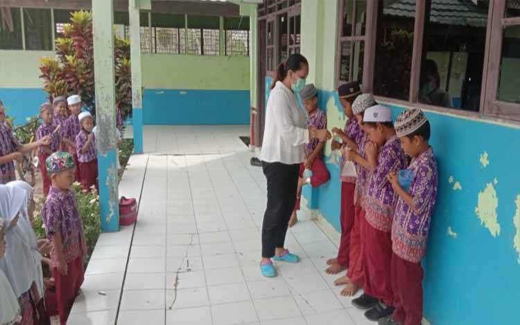 Cegah Cacingan, Peserta Didik MIN 3 Kapuas Diberikan Obat Cacing