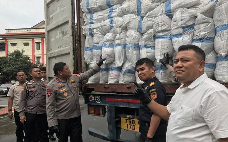 Polda Periksa Tiga Orang Terkait Kasus Dua Kontainer Barang Bekas