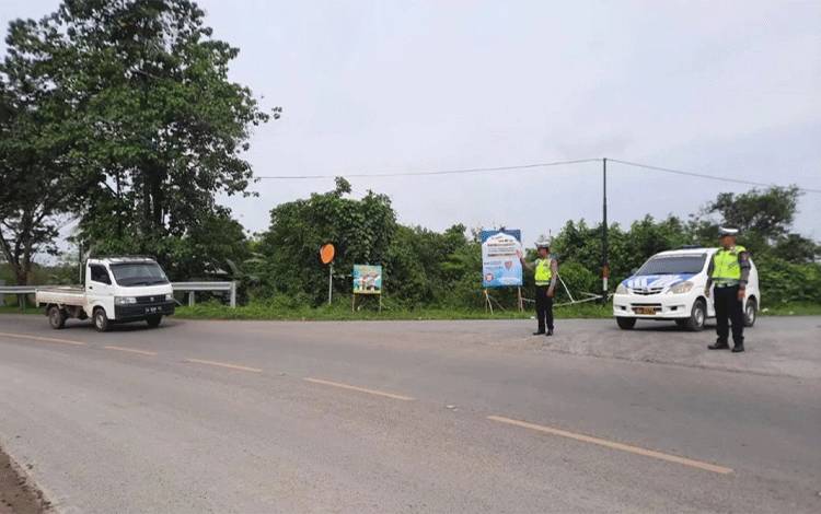 Akhir Pekan, Personel Satlantas Polres Kapuas Pantau Arus Lalulintas Jalan Trans Kalimantan