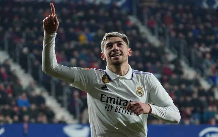 Real Madrid Taklukkan Osasuna 2-0 untuk Dekati Barcelona