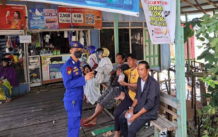 Satpolairud Polres Kapuas Beri Sosialisasi Terkait Larangan Illegal Fishing ke Warga Pesisir