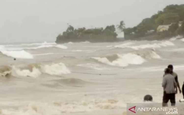Waspada Gelombang Tinggi hingga Empat Meter di Perairan Indonesia