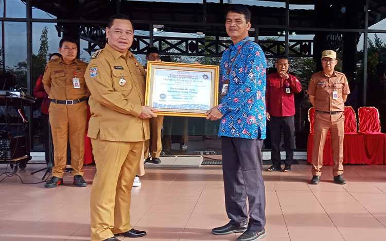 Pemkab Kotim Dapat Penghargaan dari Ombudsman Pelayanan Publik Terbaik se-Kalteng