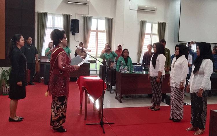 Istri Bupati Lantik Bunda PAUD Desa dan Kelurahan se Katingan