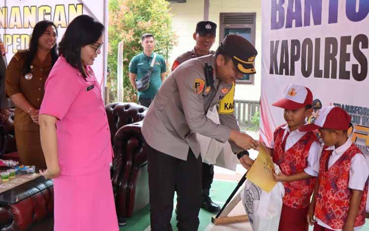 Kapolres Katingan Beri Bantuan Sosial untuk Sejumlah Murid