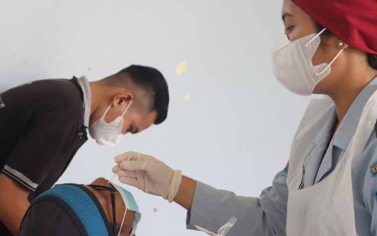 WBP Rutan Kuala Kapuas Di-swab Sebelum Ikuti Sidang Offline