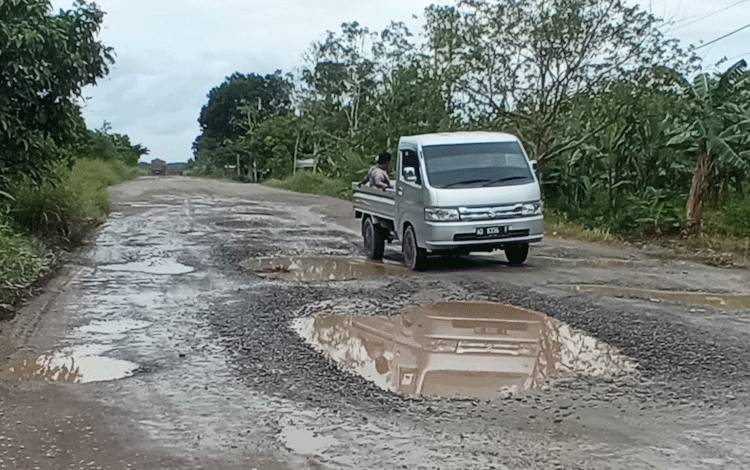 Terkait Kerusakan Jalan Menuju Kawasan Industri dan Pelabuhan Tempenek, ini Jawaban Kepala PUPR Kobar