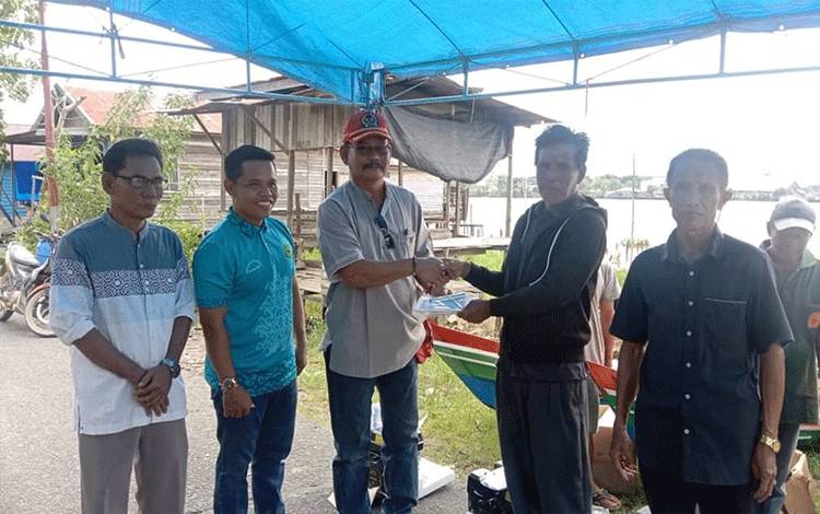 Legislator Kapuas Ini Serahkan Bantuan Perahu dan Alat Tangkap Ikan di Selat Hulu
