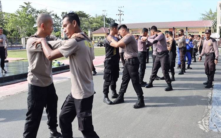 Personel Polres Kapuas Latihan Bela Diri demi Mengasah Kemampuan