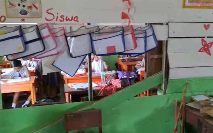 50 Tahun Tak Tersentuh Pembangunan, Dinding SDN 1 Baamang Tengah Akhirnya Runtuh