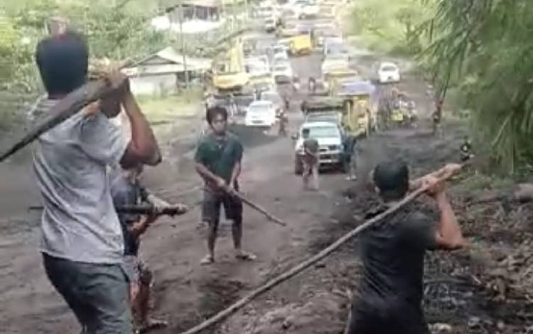 Viral Warga di Gunung Mas Beradu Menggunakan Balok Kayu saat Macet, Ini Kata Kepolisian