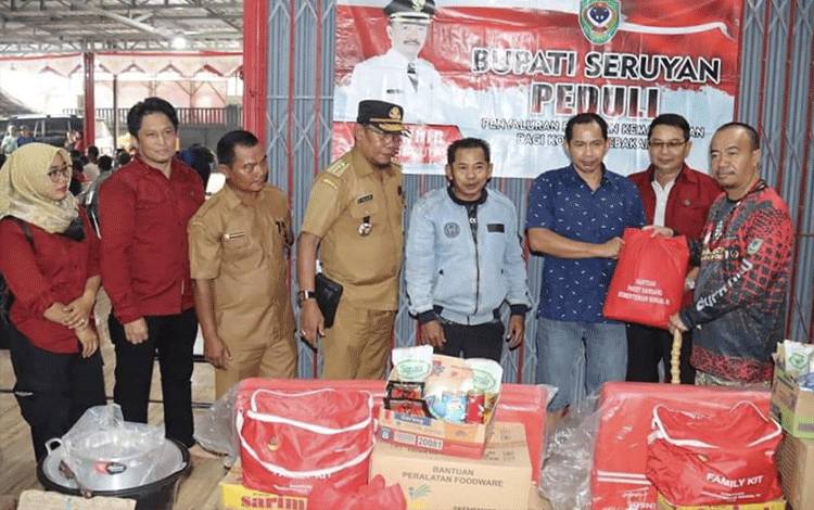Bupati Seruyan Serahkan Bantuan Korban Kebakaran Pembuang Hulu