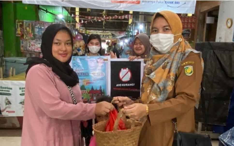 DLH Palangka Raya Bagikan 1.000 Bakul Pengganti Kantong Plastik