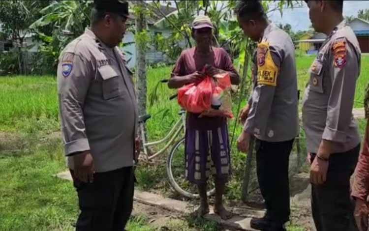 Polsek Kapuas Timur Berbagi Sembako kepada Warga