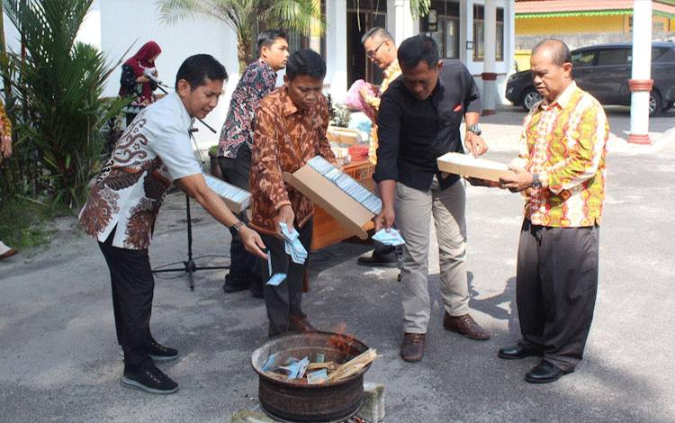 Ribuan KTP-el dan Dokumen Kependudukan Dibakar Disdukcapil Kobar