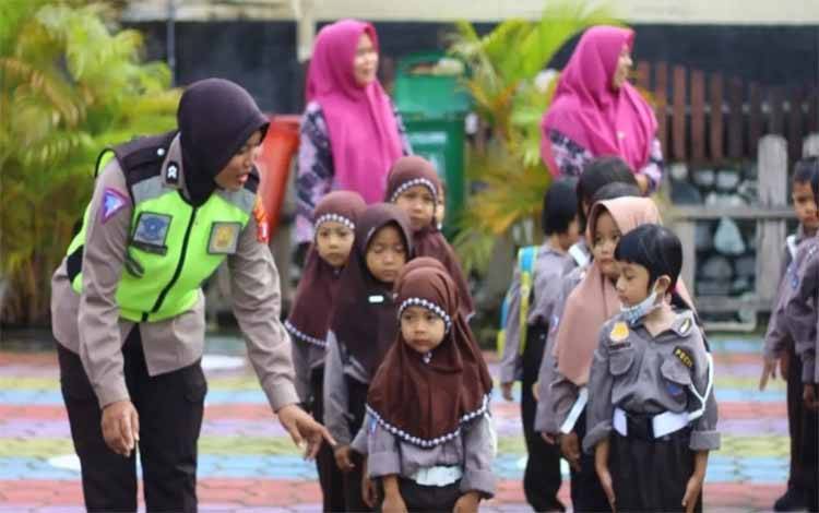 Tim Polwan Polres Kapuas Sambangi TK Kemala Bhayangkari, Jadikan Polisi Sahabat Anak