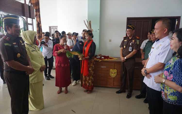 Kejati Kalteng: Hibah Kendaraan Tahanan dari Pemkab Gunung Mas Diharapkan Dimanfaatkan Maksimal