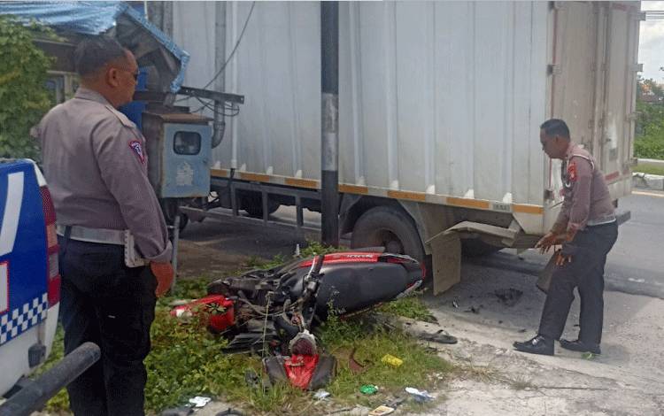 Tabrak Mobil Parkir, Dua Remaja Luka-Luka