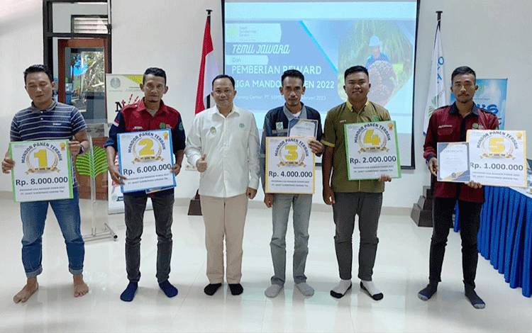 Performa Kerja Terbaik, PT. SSMS, Tbk Beri Penghargaan untuk 38 Mandor Panen