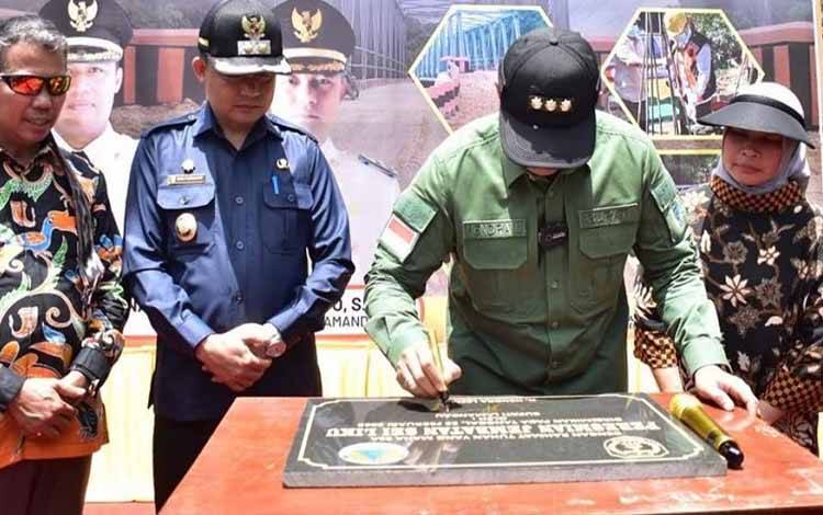 Bupati Lamandau Resmikan Jembatan Sei Liku ?