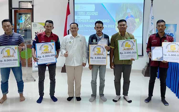 Berikan Performa Kerja Terbaik, PT SSMS Tbk Berikan Reward untuk 38 Mandor Panen