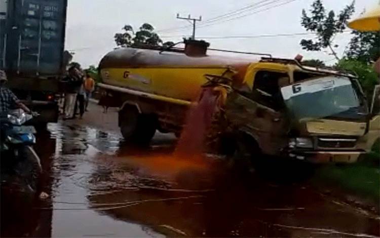 CPO Meluber ke Jalan Usai Truk Tangki Tabrakan dengan Truk Kontainer di Sampit