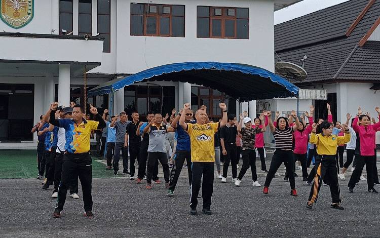 Bupati Gunung Mas Senam Bersama Forkopimda
