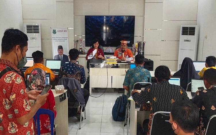 Dinsos Kapuas Tingkatkan Kapasitas Perangkat Desa Update DTKS Gunakan Aplikasi SIKS-NG