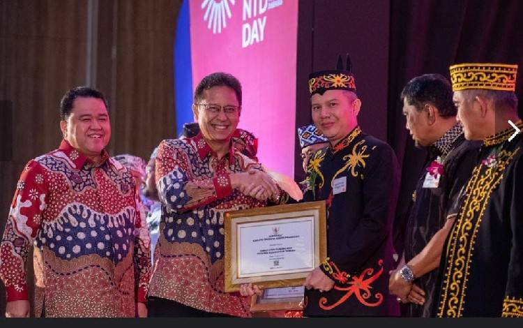 Bupati Gunung Mas Menerima Sertifikat Penghargaan Bebas Frambusia