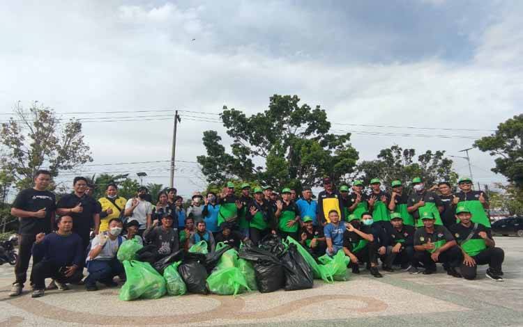 Warnai HPSN, DLH Palangka Raya Bersama LDII dan Komunitas Lakukan Aksi Pungut Sampah