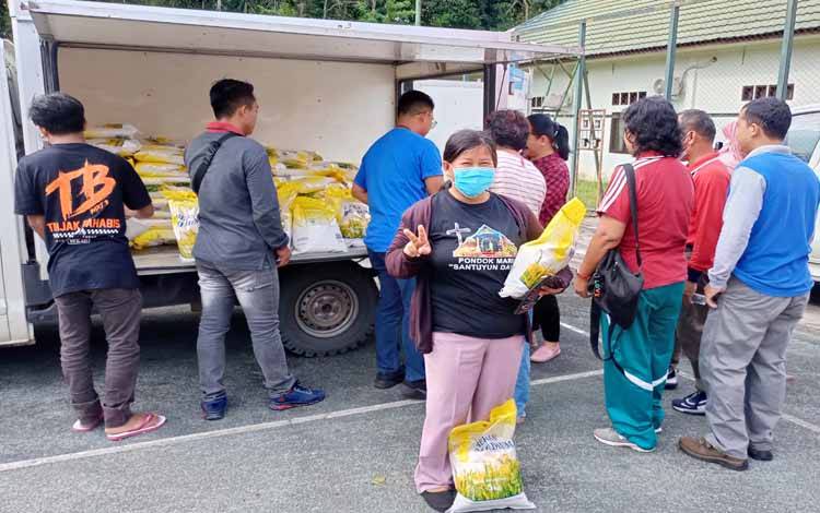 Warga Tamiang Layang Sambut Gembira Pasar Murah Pemprov Kalteng dan Bulog