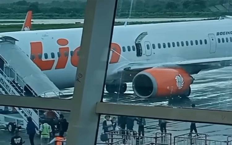 Pesawat ini Batal Terbang Akibat Pintu Darurat Dibuka Penumpang