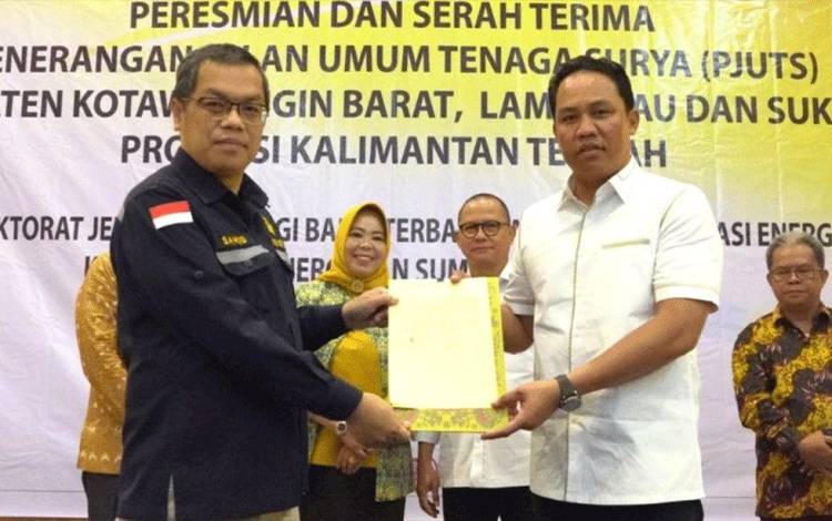 Bupati Lamandau Terima Bantuan PJU-TS dari Kementerian ESDM