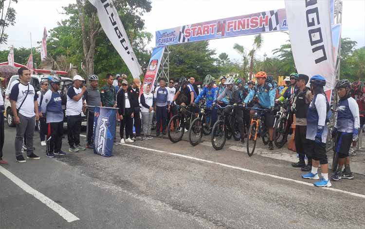 KPU Kobar Sosialisasi Pelaksanaan Pemilu 2024 di Acara Fun Bike Adventure Anniversary KCSC ke 14 Tahun