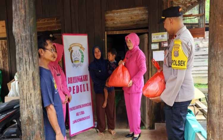 Peduli Terhadap Stunting, Ketua Ranting Bhayangkari Aruta Berikan Bantuan Sosial