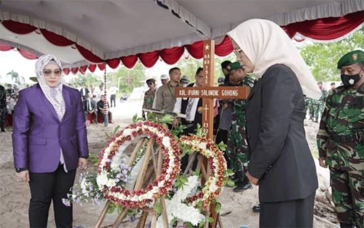 Wakil Wali Kota Lakukan Prosesi Penghormatan Terakhir Almarhum Salundik Gohong