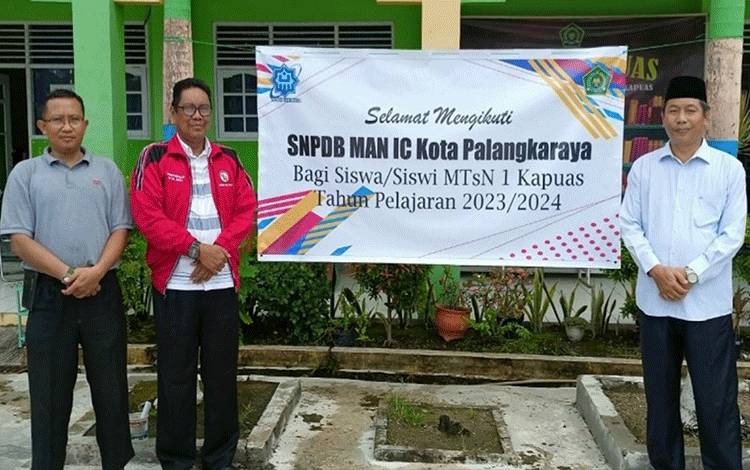 Kepala Kemenag Kapuas Pantau Pelaksanaan SNPDB MAN Insan Cendekia di MTsN 1 Kapuas