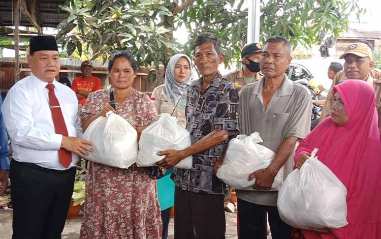 Bupati Kotim Beri Bantuan untuk Korban Kebakaran Baamang Hulu