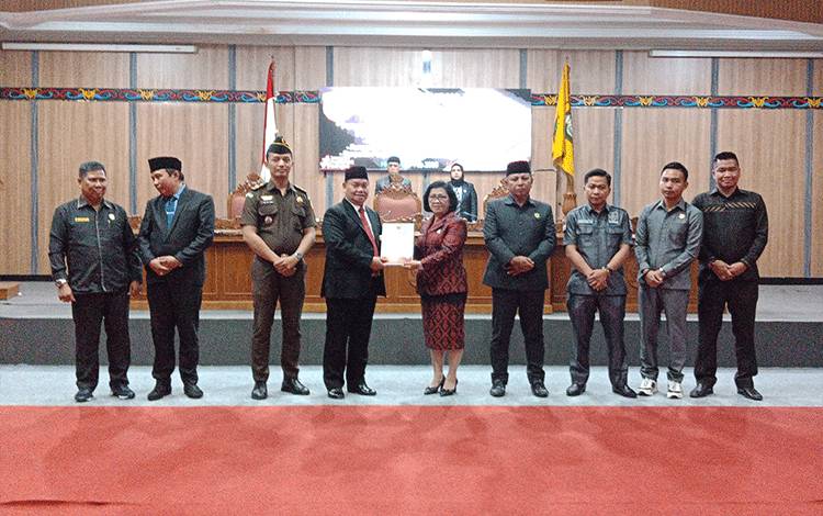 Bupati Kotim Menyampaikan 3 Buah Raperda