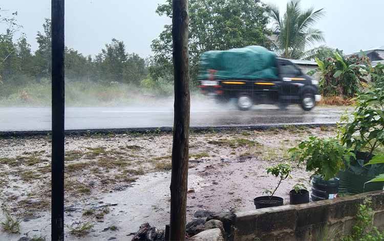Kota Kasongan Diguyur Hujan Lebat Semalam Hingga Siang Hari