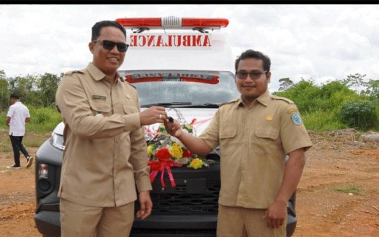 Bupati Lamandau Serahkan Ambulans untuk Puskesmas Bayat