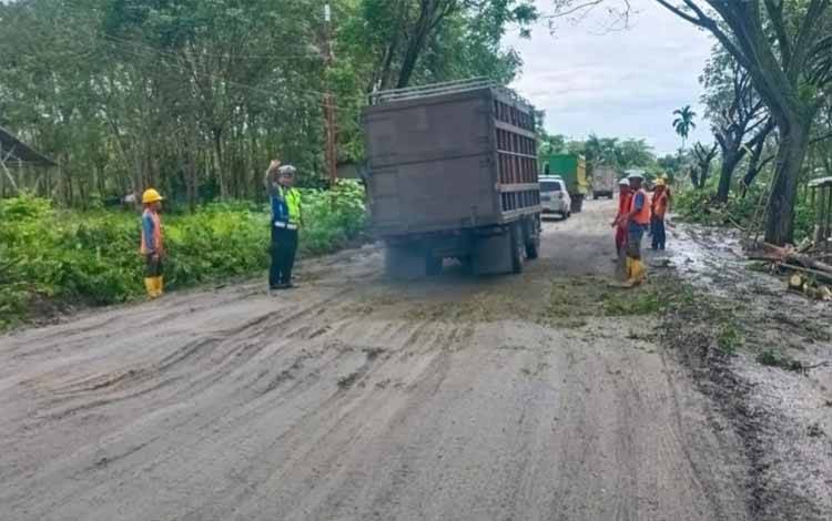 Cegah Laka Lantas, Satlantas Polres Kapuas Lakukan Pengaturan Arus Lalin di Jalan Rusak?