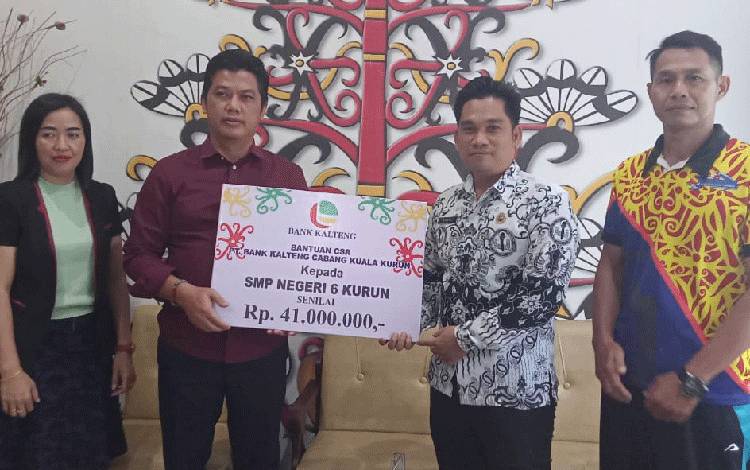 Perbankan di Kuala Kurun Salurkan CSR ke SMPN 6