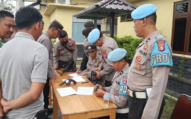 Wakapolres Kapuas Ingatkan Anggotanya Jangan Ada Pelanggaran Terkait Kepemilikan Senpi