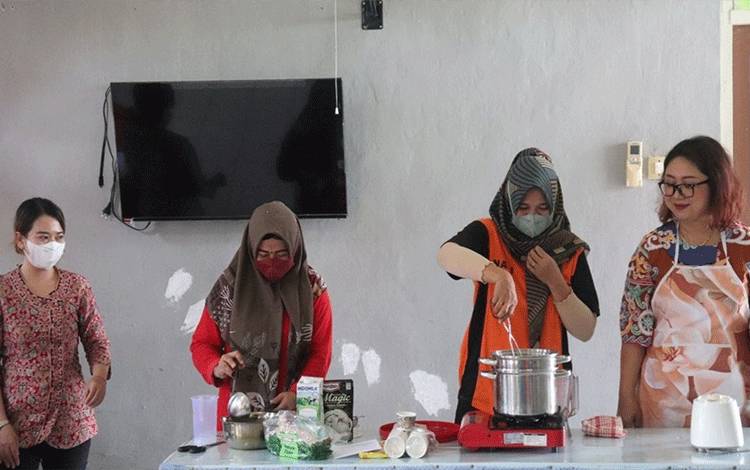 WBP Perempuan di Rutan Kapuas Diajarkan Mengolah Kalakai Menjadi Es Krim