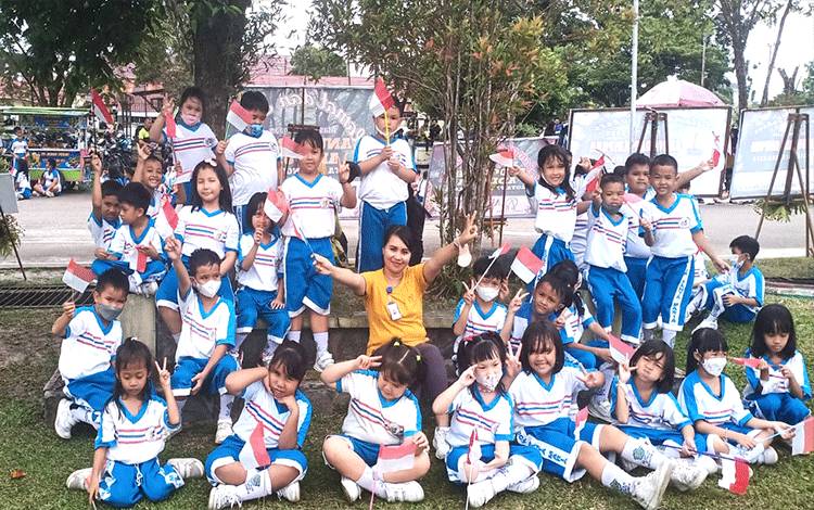 Siswa SD Santa Maria Meriahkan Arak-arakan Piala Adipura